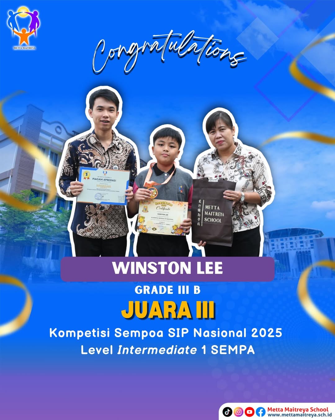 Penyerahan hadiah oleh Kepala Sekolah kepada Murid yang telah meraih prestasi dalam Kompetisi Sempoa SIP Nasional 2025 Level Intermediate 1 SEMPA